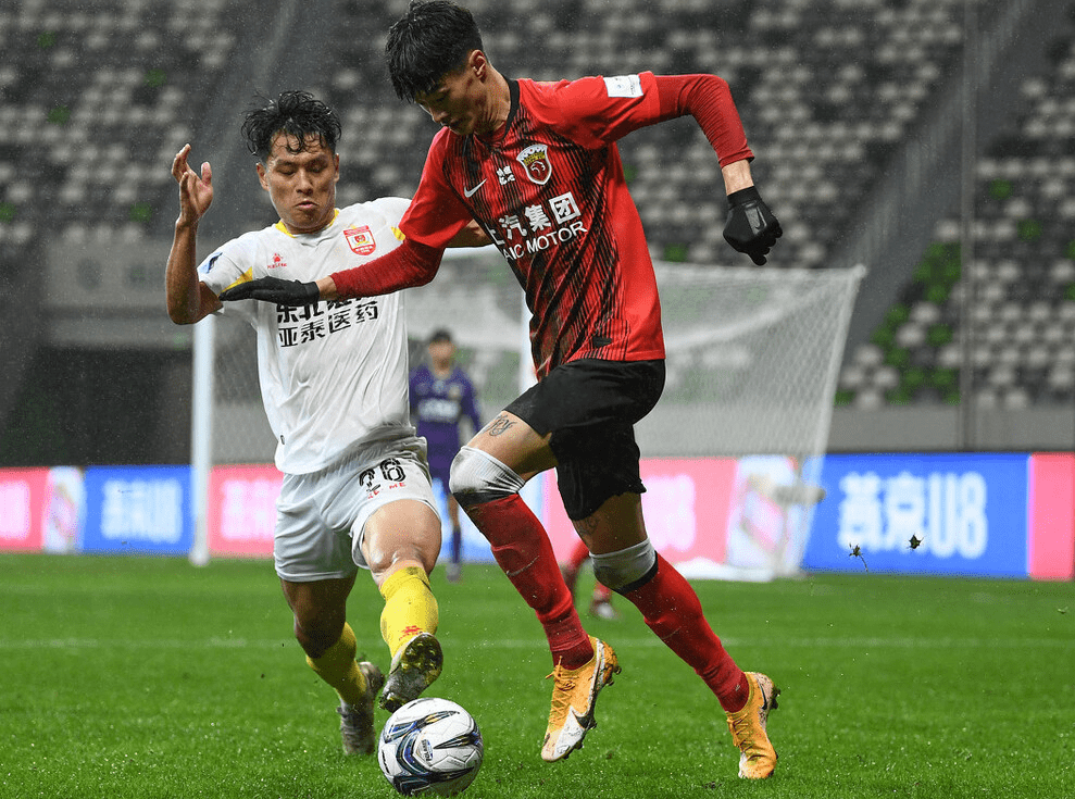 埃因霍温训练开放日，窗口期队长鼓劲引欢呼，亚冠在即，心理建设被强调